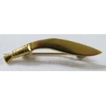 A yellow metal kukri brooch, no stamped marks, length 3.9cm, 4.5g