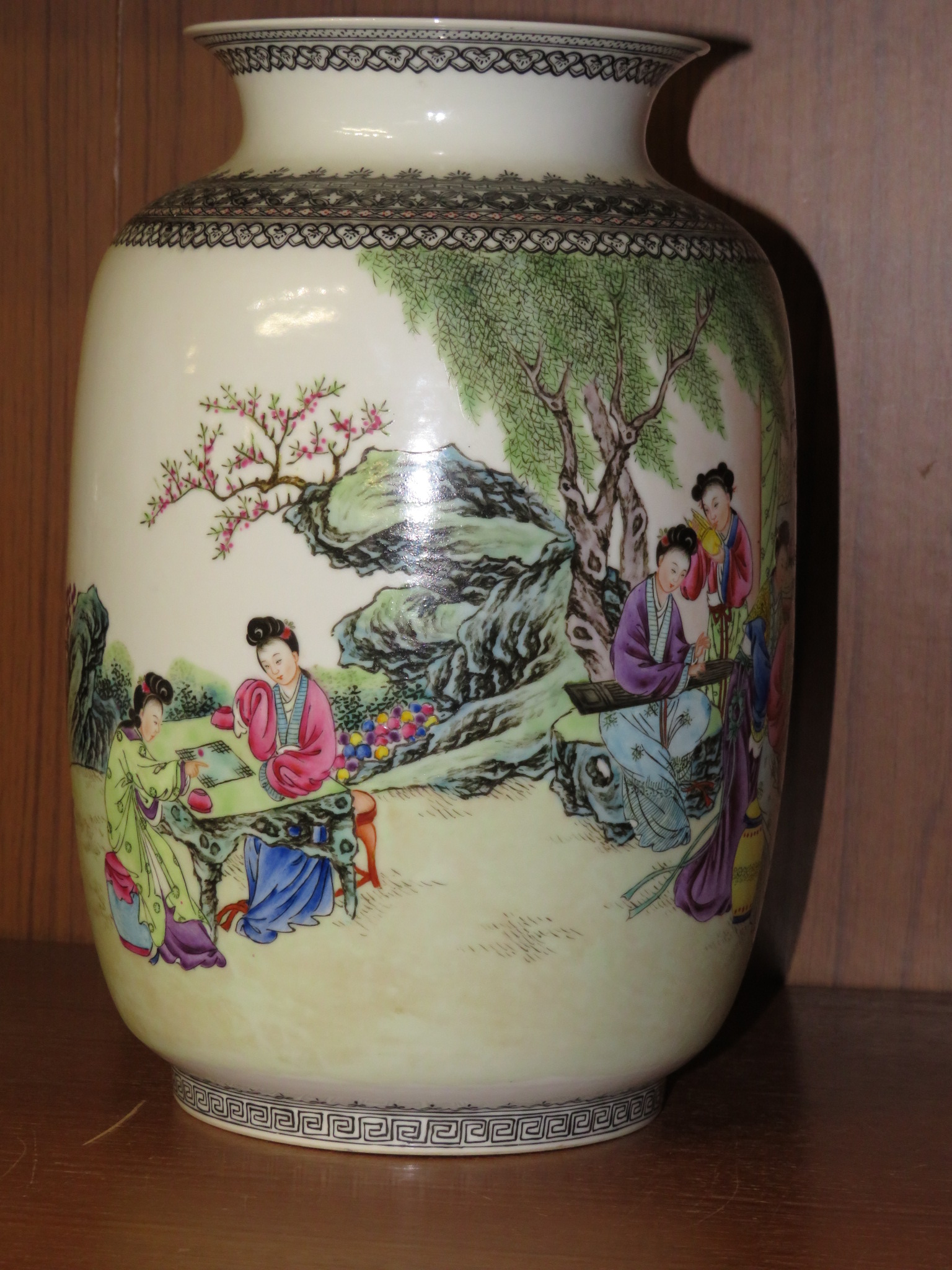 Chinese porcelain vase of broad cylindrical form with flared neck, enamelled in the famille rose - Image 13 of 14