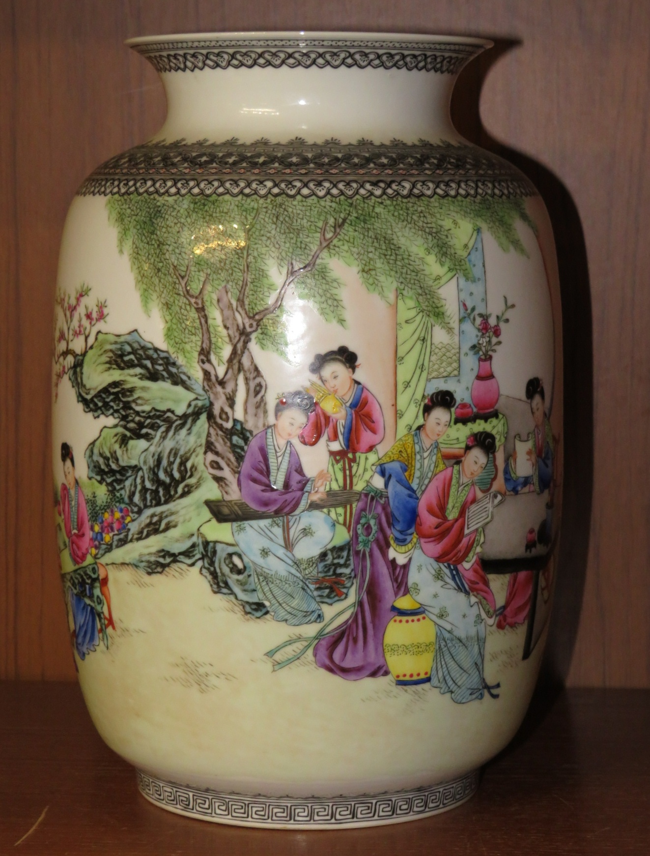 Chinese porcelain vase of broad cylindrical form with flared neck, enamelled in the famille rose - Image 14 of 14