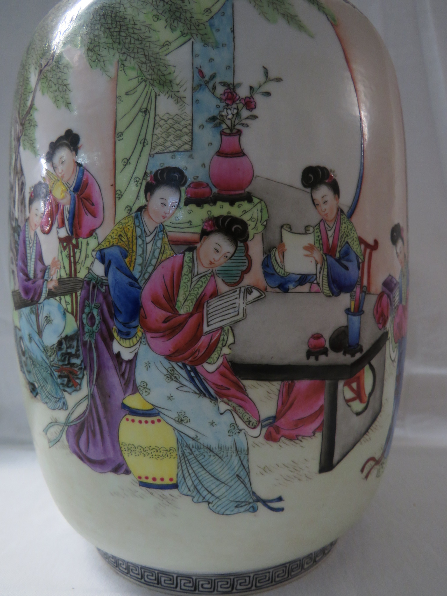 Chinese porcelain vase of broad cylindrical form with flared neck, enamelled in the famille rose - Image 4 of 14