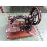 WILLCOX & GIBBS MANUAL SEWING MACHINE WITH WOODEN CASE