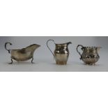 A collection of late 19th / 20th century items to include silver cream jugs & silver sauce boat -