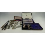 Set of boxed silver knives with epns blades, set silver tea spoons (43.