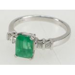 18ct white gold ring set with single emerald stone 8 x 6mm, 4.