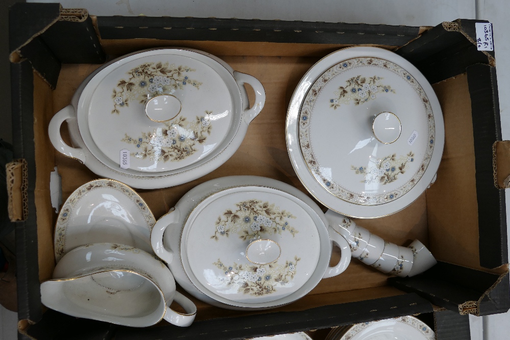 A collection of Royal Doulton Mandalay dinnerware items to include tureens, vegetable dishes, - Image 3 of 4