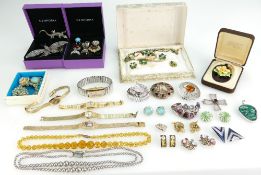 A collection of ladies jewellery to include silver butterfly brooch and other silver brooches,