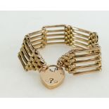 9ct gold gate bracelet with heart locket, 19.