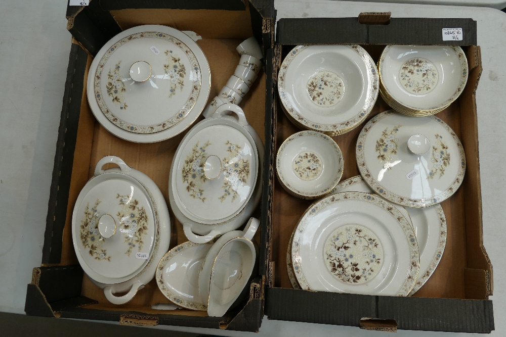 A collection of Royal Doulton Mandalay dinnerware items to include tureens, vegetable dishes, - Image 4 of 4