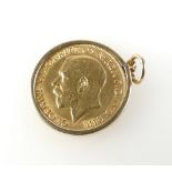 1915 full gold sovereign in 9ct gold mount, 9.