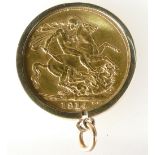 Full sovereign coin dated 1914 with loose mount and chain. 12.