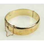 9ct gold hallmarked bangle, 19.