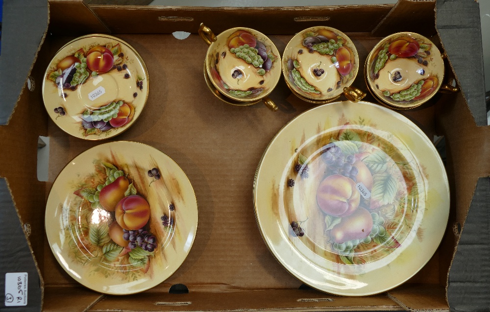 A collection of Aynsley Orchard Gold tea and dinnerware items to include dinner plates, side plates, - Image 2 of 2