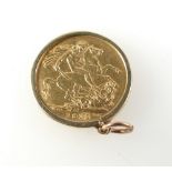 1915 full gold sovereign in 9ct gold mount, 9.