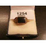 9ct gold ring set with a black panel