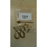 2 Pairs of 9ct yellow gold drop style earrings and Victorian 15ct gold tie pin approx. 4g