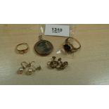 Collection of 9ct gold inc 2 pairs of earrings, 2 rings and a locket