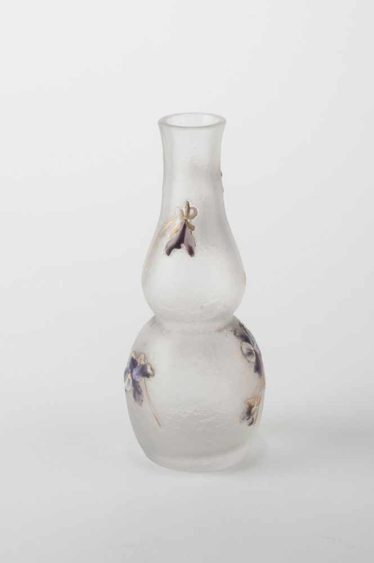 Daum Frères, Nancy Vase 'Violettes', 1885-95 Schlanke Doppelkürbisform. H. 13,5 cm. Farbloses - Bild 4 aus 4