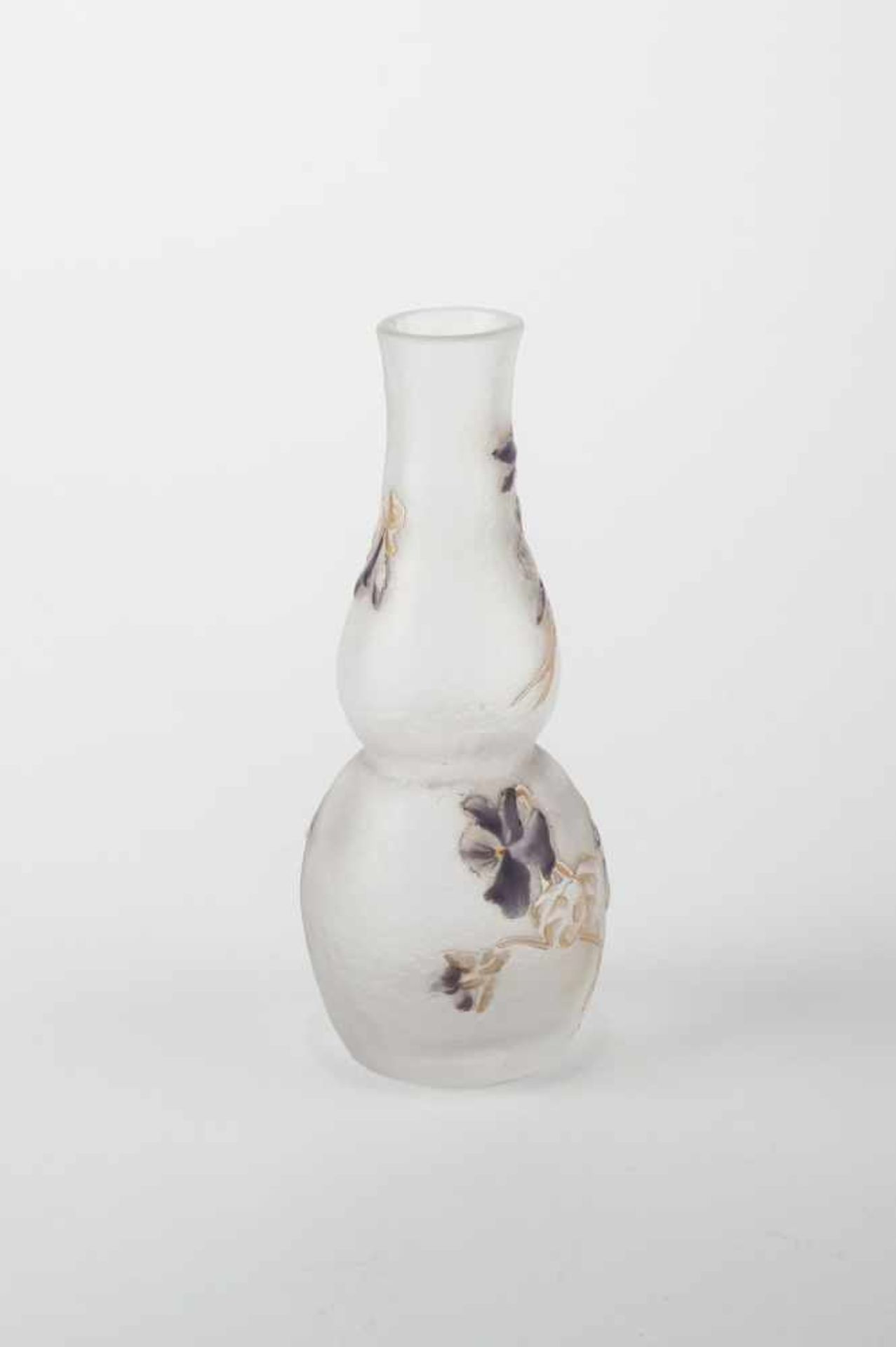 Daum Frères, Nancy Vase 'Violettes', 1885-95 Schlanke Doppelkürbisform. H. 13,5 cm. Farbloses - Bild 3 aus 4