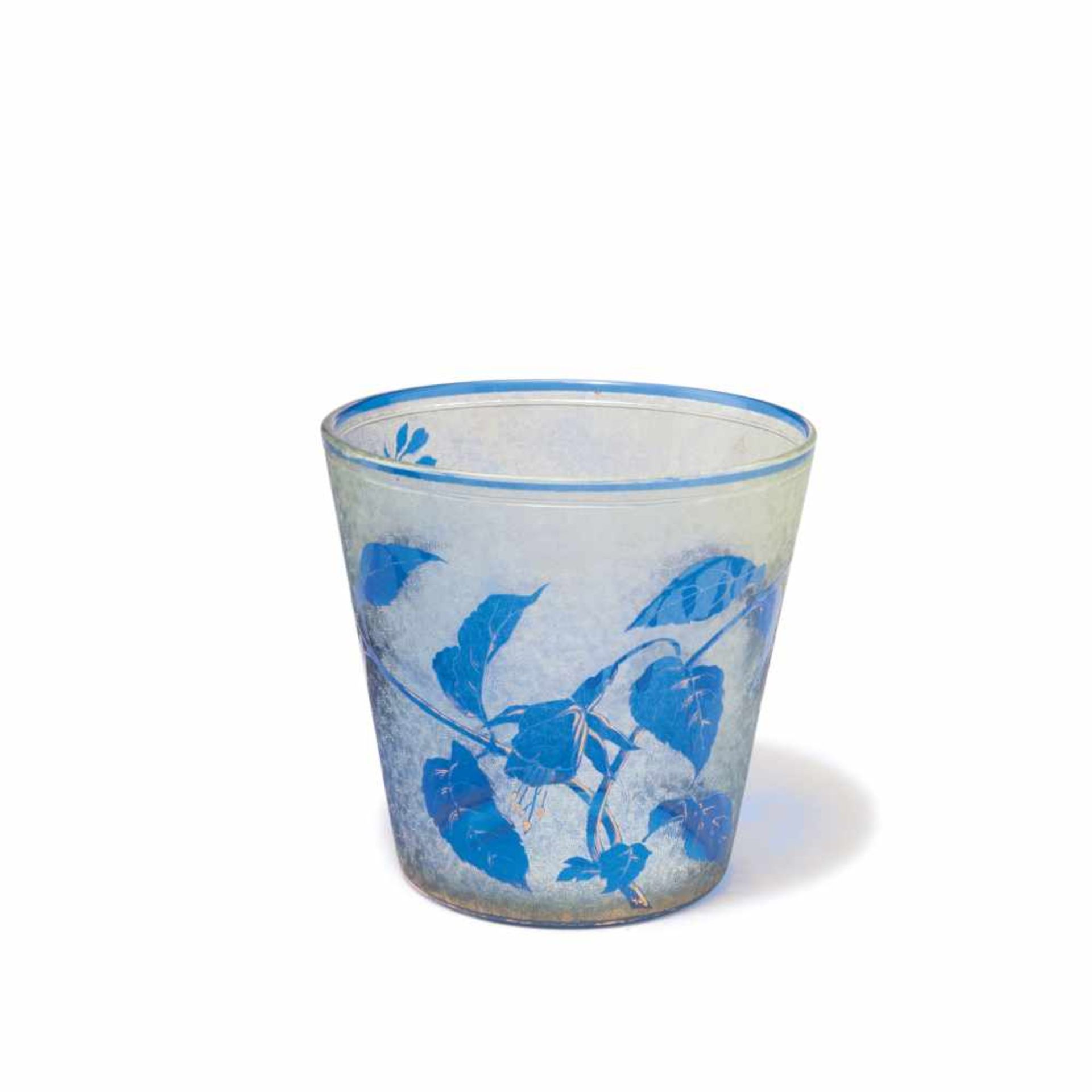 Cristallerie de Baccarat Vase 'Fuchsia', um 1900 H. 15 cm. Überfangglas, farblos und blau. Vor