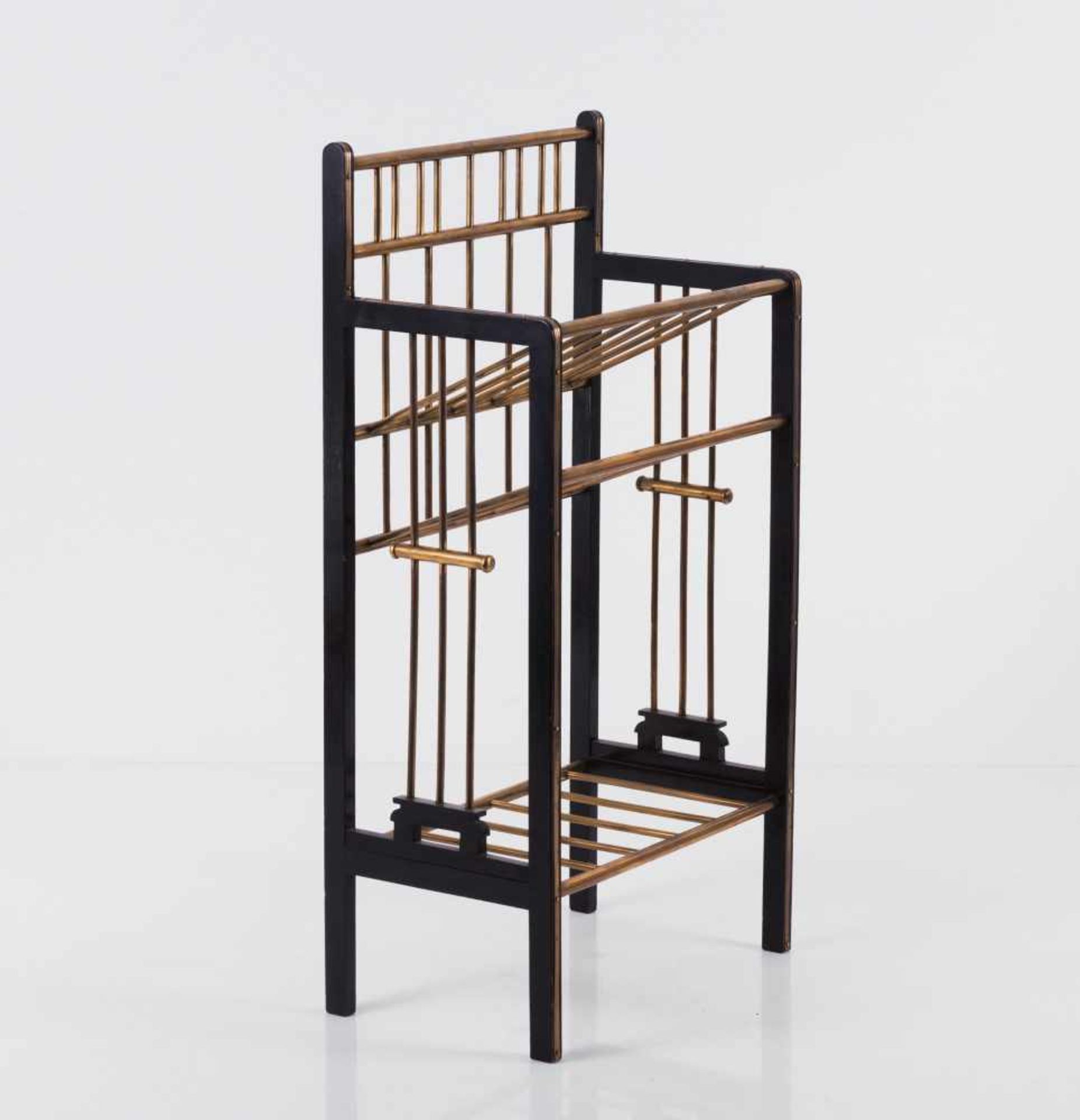 Ernst Rockhausen Söhne, Waldheim i. S. Zeitschriftenhalter / Etagere, um 1930 H. 92,5 x 47 x 30