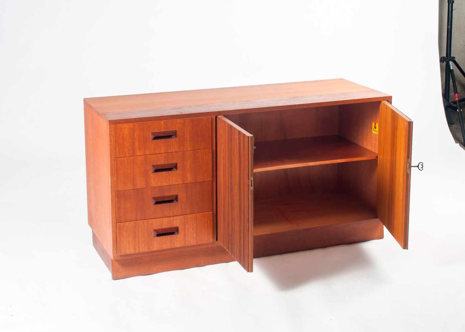 Deutsche Werkstätten, Köln Zwei Sideboards, 1960er Jahre H. 70-76 x 132 x 49 cm. - Bild 5 aus 13