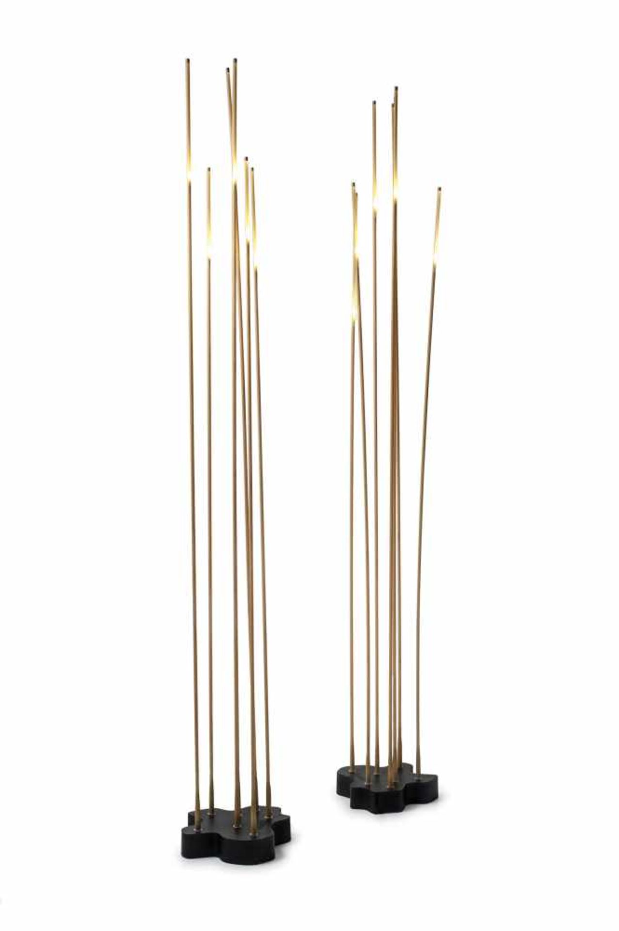Klaus Begasse Zwei Stehleuchten 'Reeds', um 2004 H. 156 cm. Artemide, Mailand. Aluminiumguss,