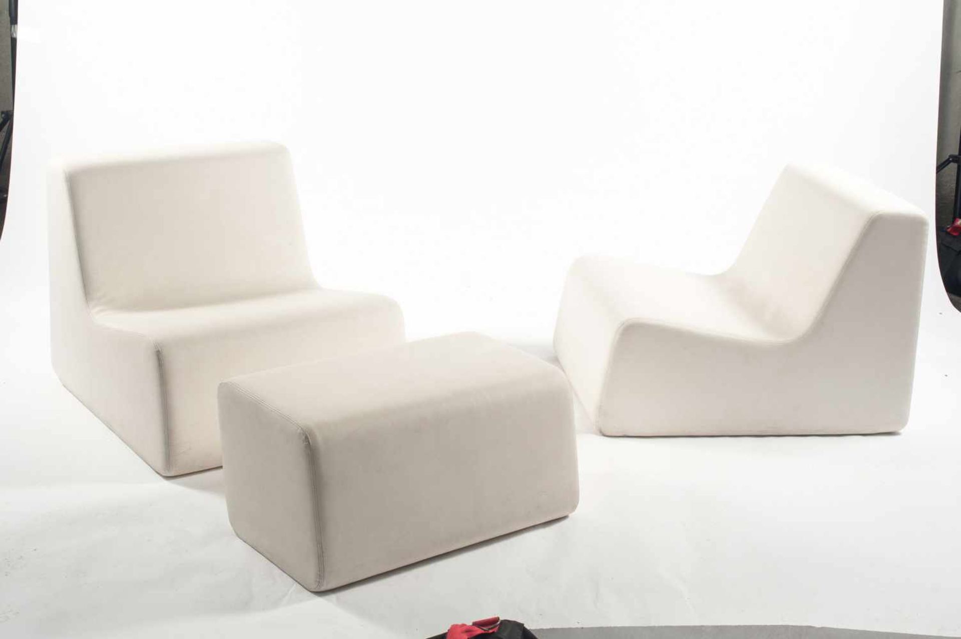 Spazia, Superieur, Schweiz Zwei Sessel, ein Ottoman 'Chair', um 2010 Sessel: H. 63,5 x 70 x 87 cm; - Image 2 of 2
