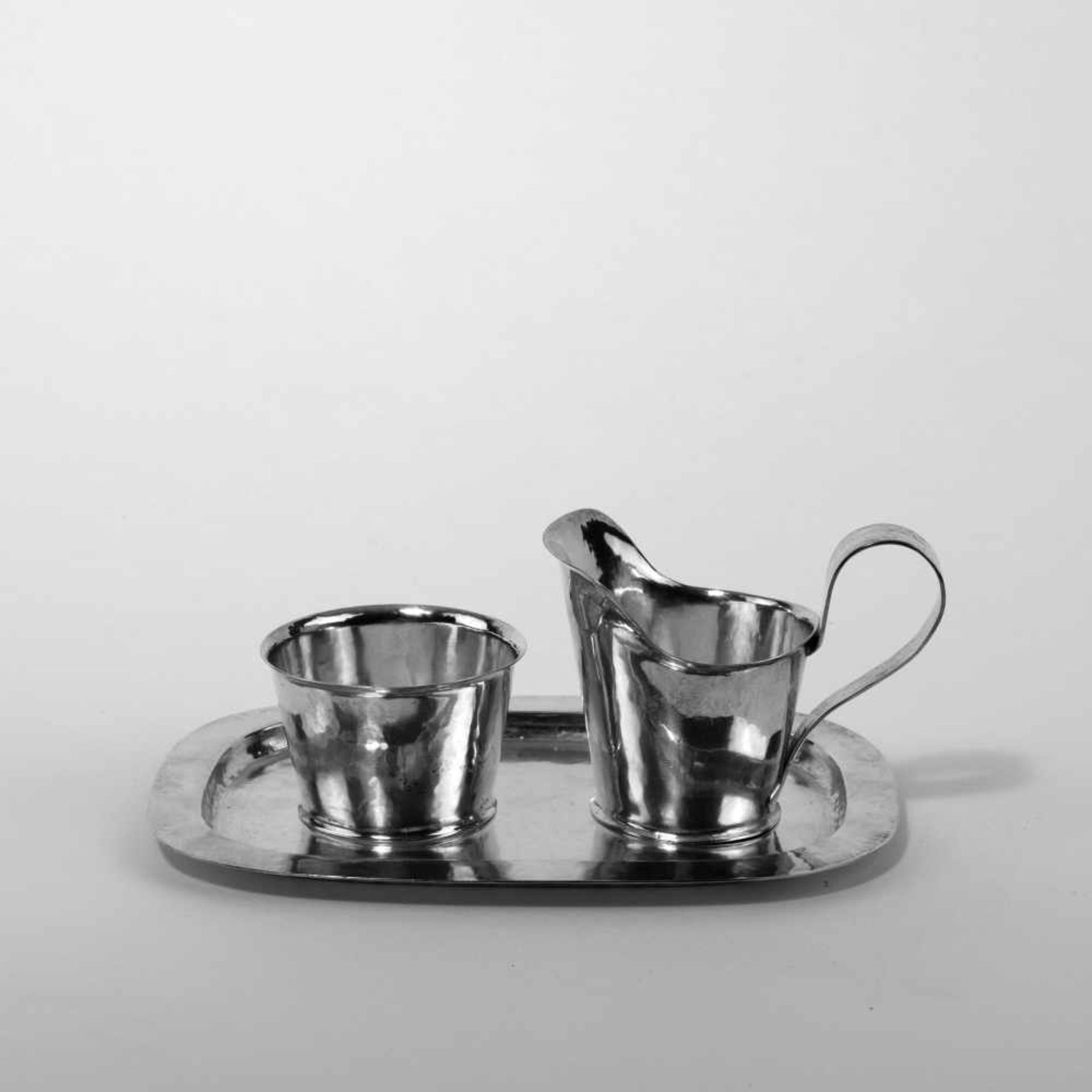 Wolfgang Tümpel Rahmservice, um 1930 H. 8,3 cm; H. 4,9 cm; 20,8 x 15 cm. Silber. Bez.: