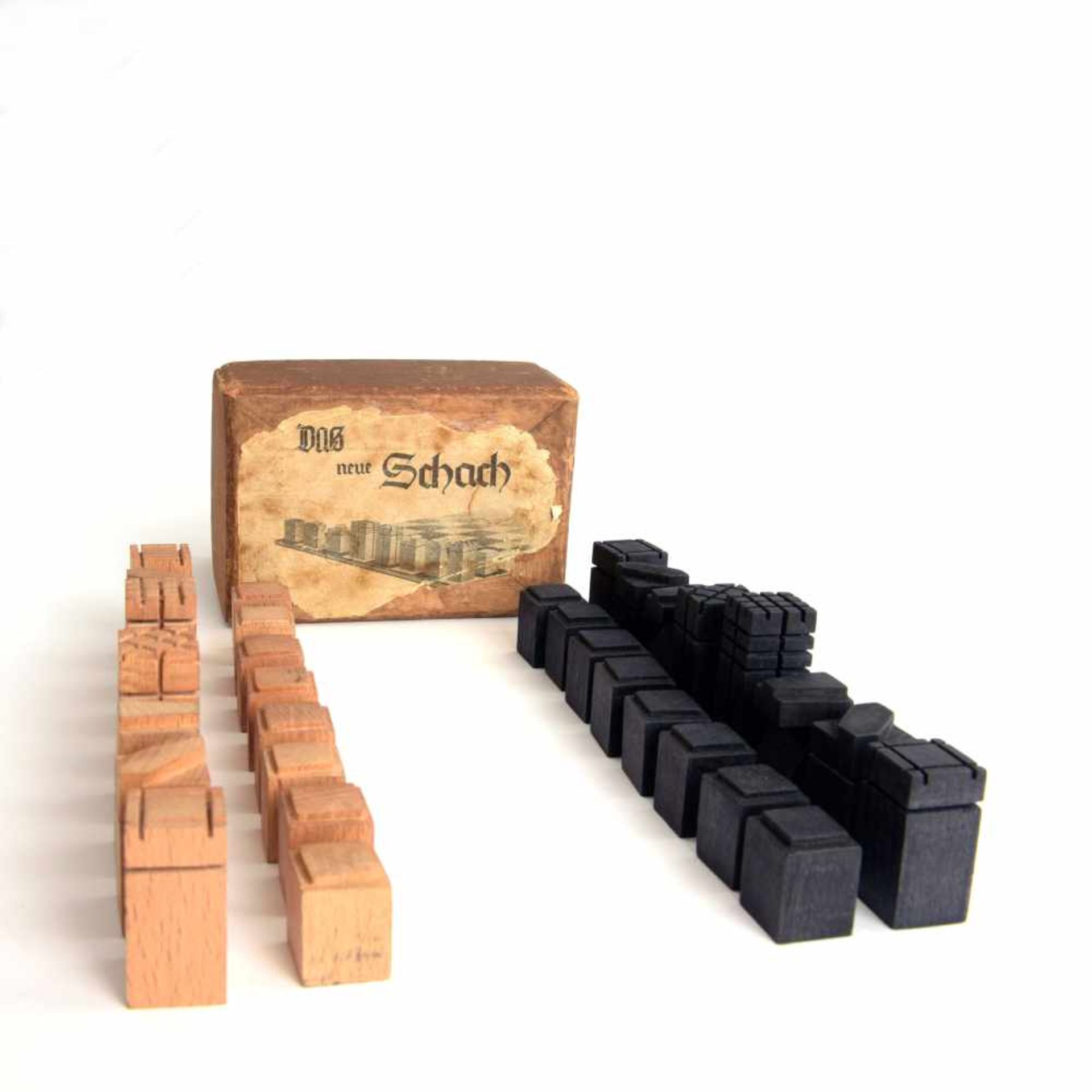 Deutschland. Schachspiel 'Das neue Schach', um 1925 H. 2,5-5,4 cm. Holz, natur bzw. schwarz gebeizt. - Image 7 of 9