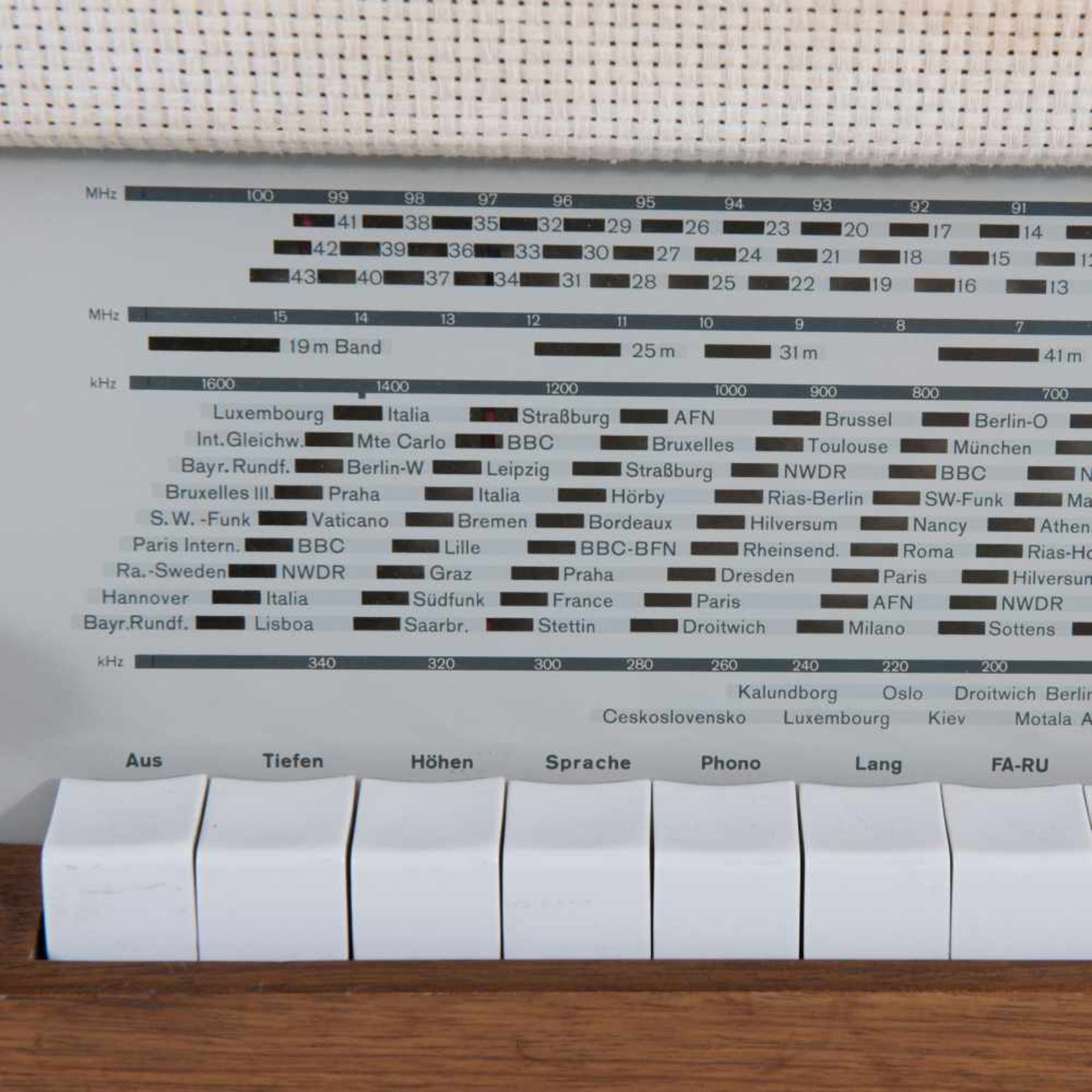 Herbert Hirche Radio 'Stereo-Tischsuper RC8 TS 3', 1958 H. 33,2 x 60,4 x 28,5 cm. Braun AG, - Bild 3 aus 6