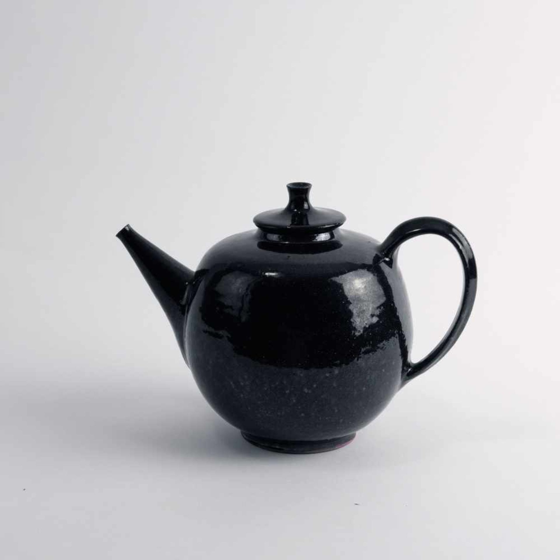 Hubert Griemert Teekanne, um 1950 H. 15,3 cm. Majolika, dunkelbraun pigmentiert glasiert. Bez.: