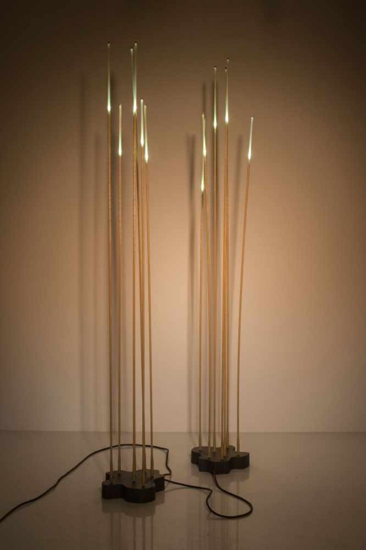 Klaus Begasse Zwei Stehleuchten 'Reeds', um 2004 H. 156 cm. Artemide, Mailand. Aluminiumguss, - Bild 4 aus 4