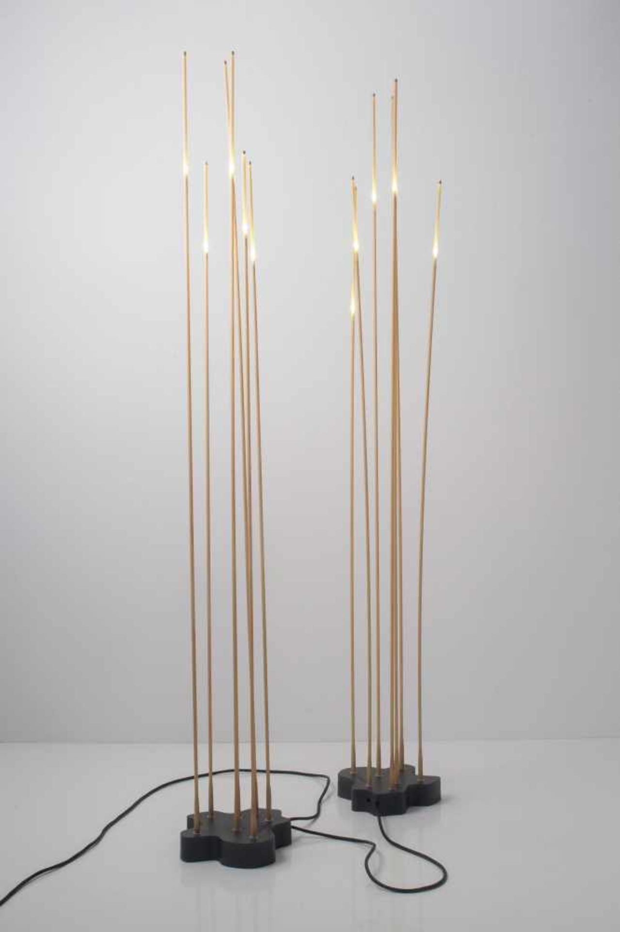 Klaus Begasse Zwei Stehleuchten 'Reeds', um 2004 H. 156 cm. Artemide, Mailand. Aluminiumguss, - Bild 2 aus 4