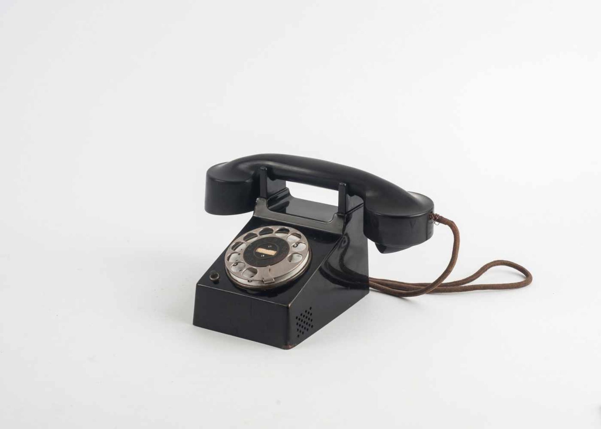 Bauhaus Dessau 'Bauhaus'-Telefon, 1929 H. 13,2 x 11,2 x 15,8 cm; Hörer: L. 24,8 cm. H. Fuld u.