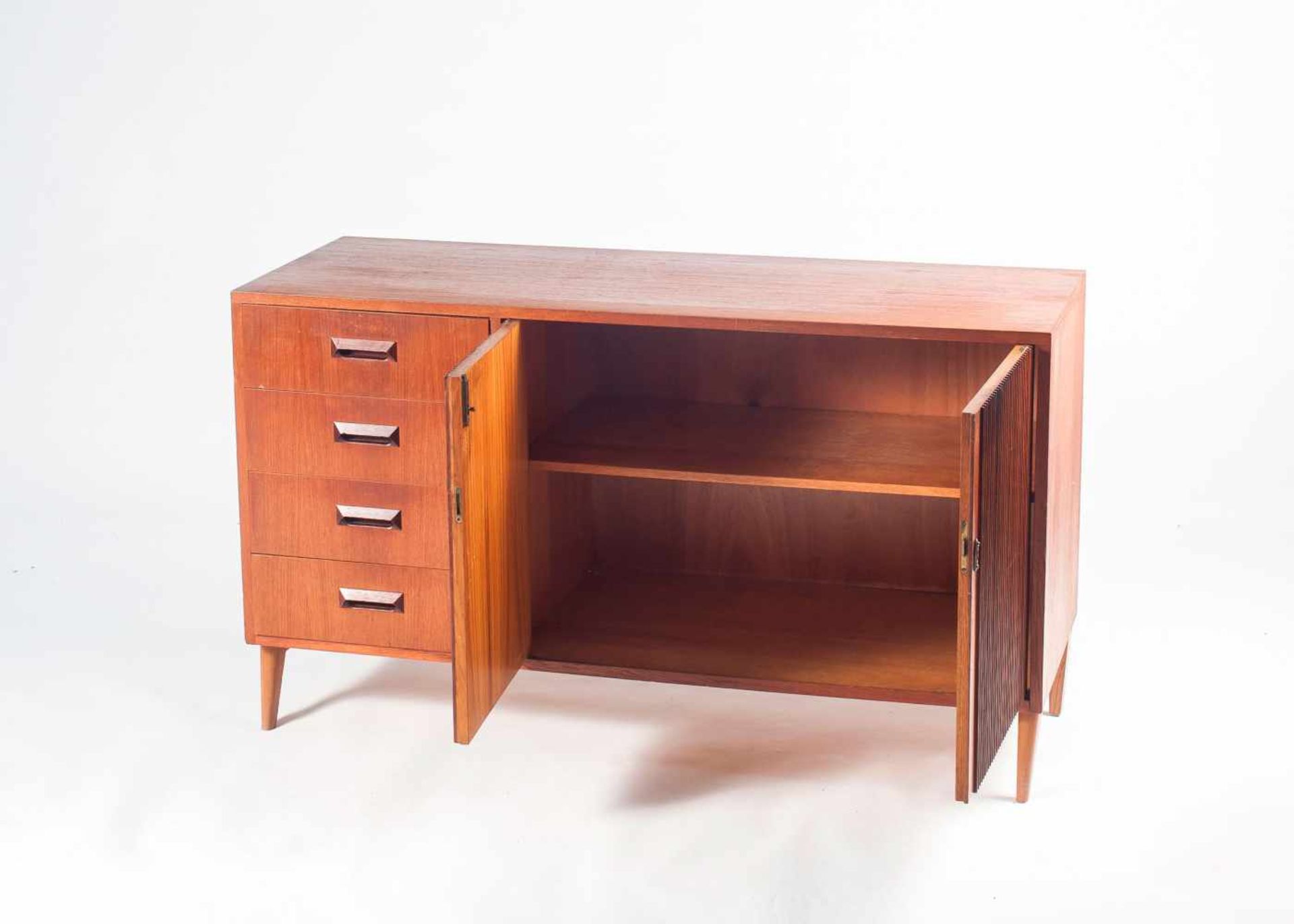 Deutsche Werkstätten, Köln Zwei Sideboards, 1960er Jahre H. 70-76 x 132 x 49 cm. - Bild 2 aus 13