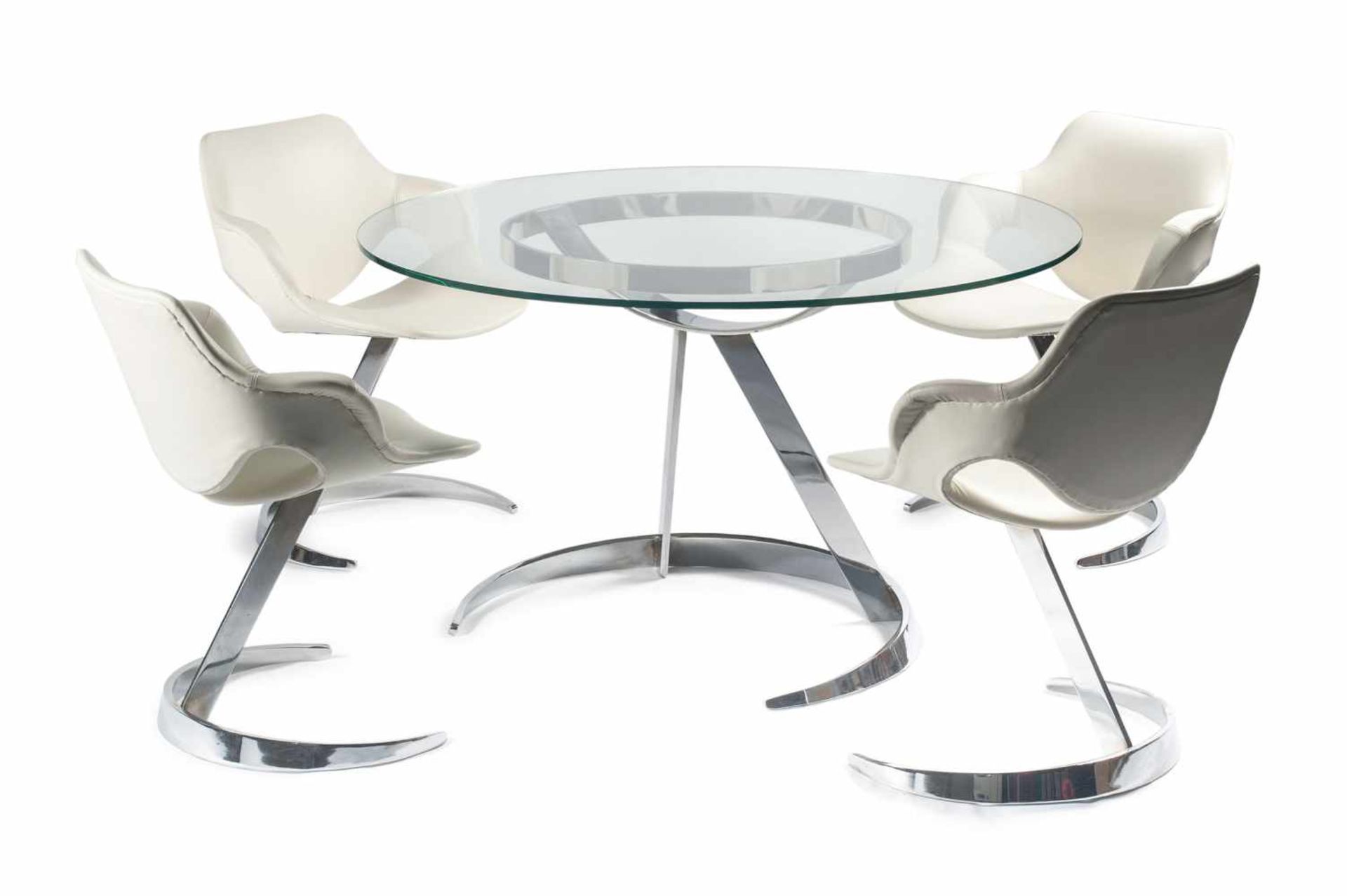 Boris Tabacoff Vier Stühle und ein Tisch 'Scimitar', um 1970 Stuhl: H. 77 x 62 x 57 cm; Tisch: H. 70