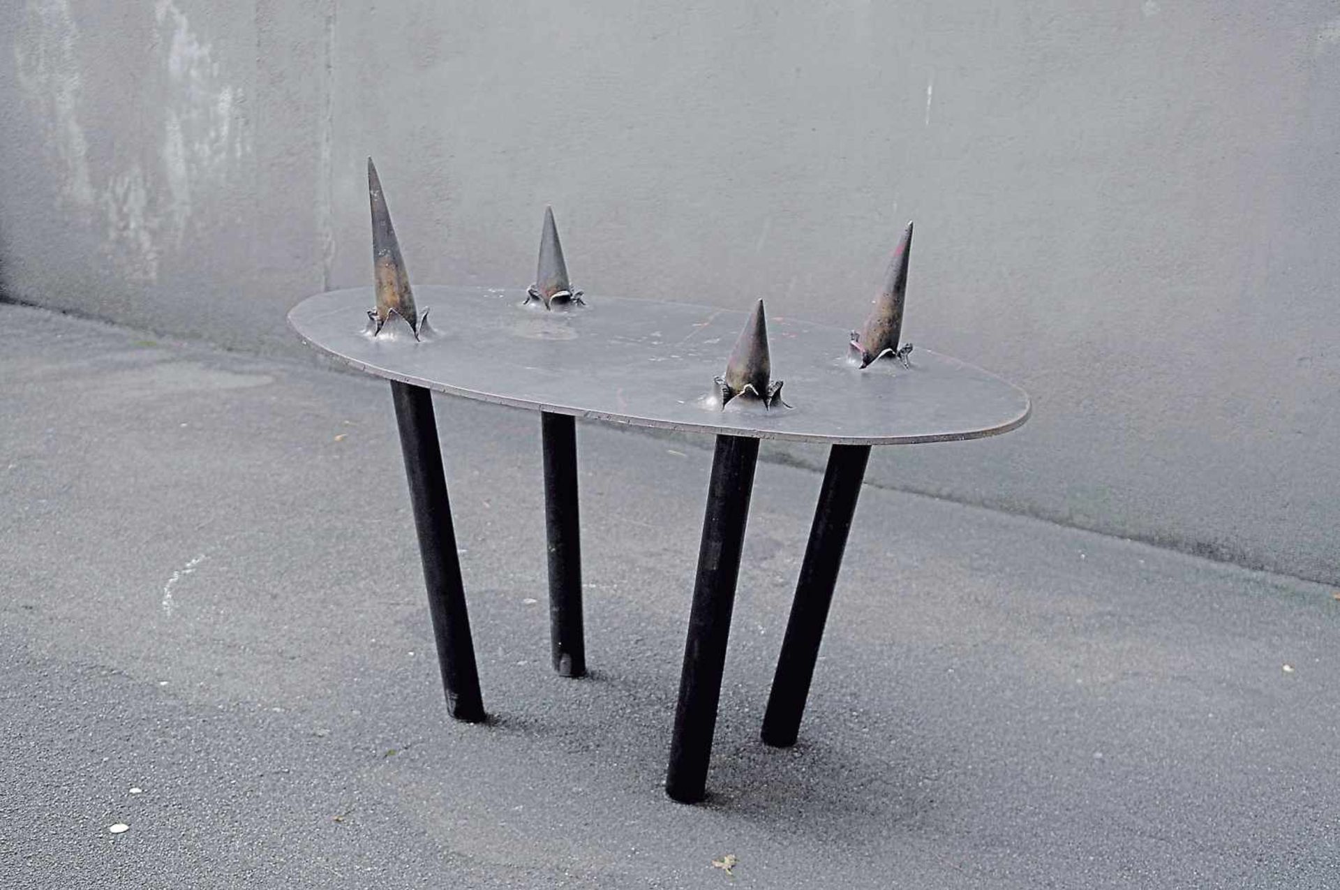 Mark Hübner Schreibtisch 'Spikes', um 1990 H. 93 x 148 x 95 cm. Baustahlplatte, von vier