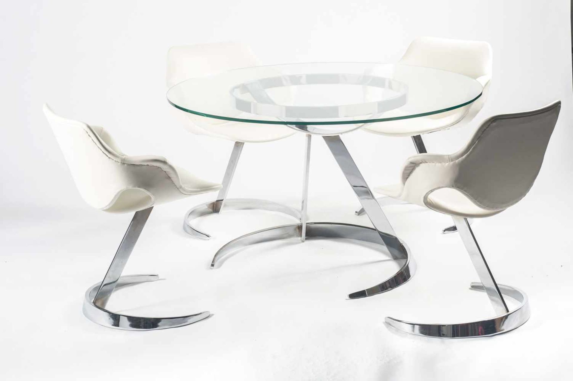 Boris Tabacoff Vier Stühle und ein Tisch 'Scimitar', um 1970 Stuhl: H. 77 x 62 x 57 cm; Tisch: H. 70 - Bild 3 aus 7