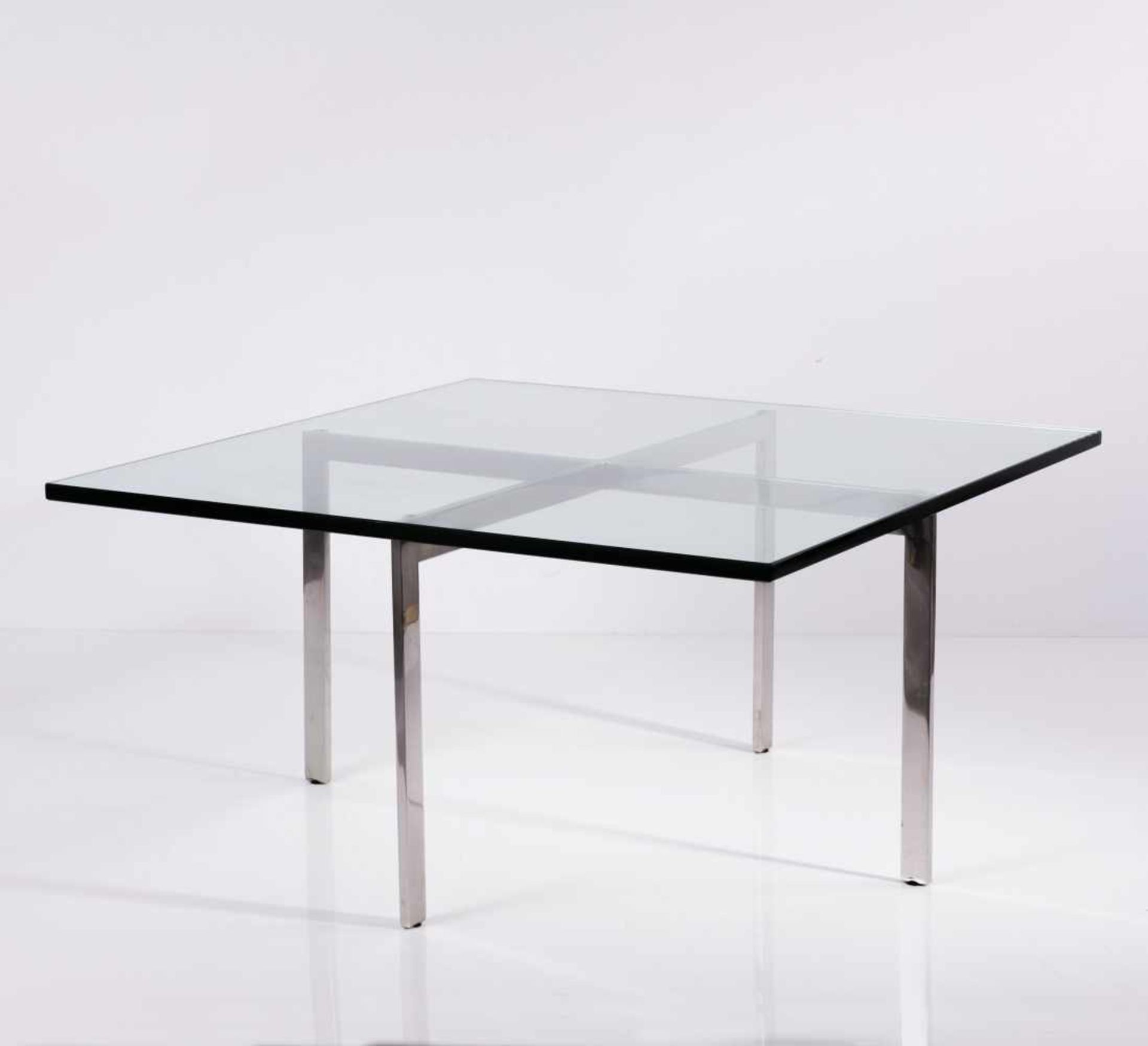 Ludwig Mies van der Rohe Zwei Tische 'Tugendhat', 1929/30 H. 43 x 86 x 86 cm. Knoll International, - Bild 3 aus 7