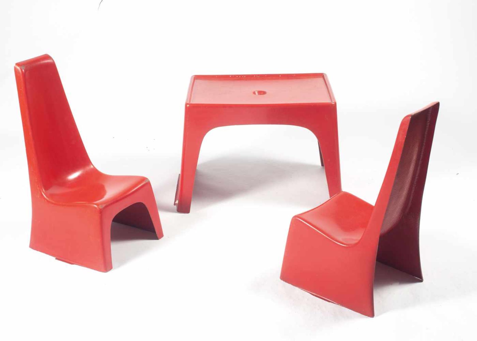 Günter Beltzig Zwei Kinderstühle, ein Kindertisch, 1966 Stühle: H. 68,5 x 35 x 38 cm; Tisch: H. 46 x