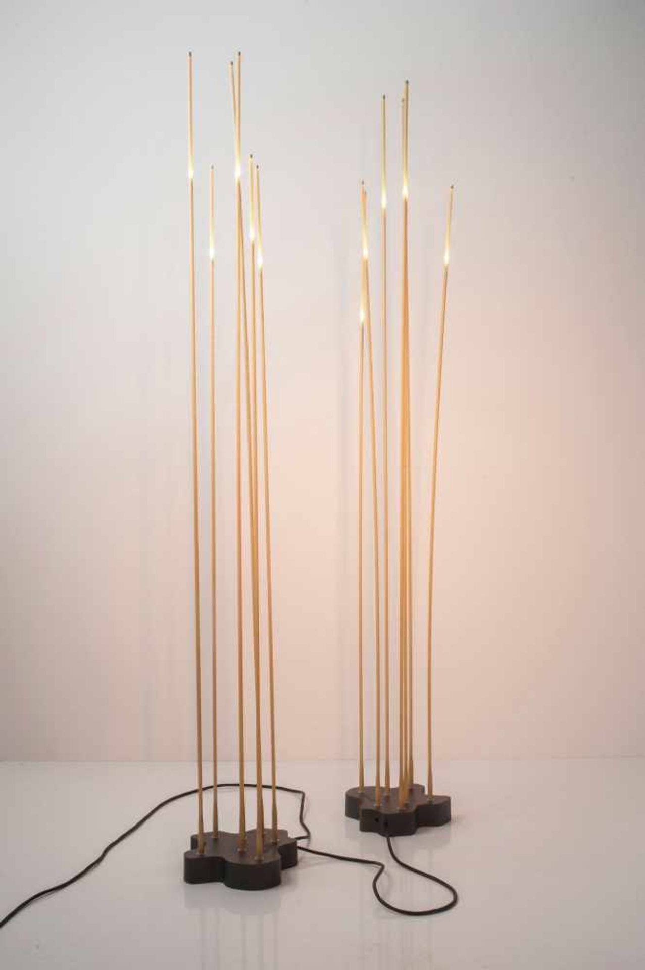 Klaus Begasse Zwei Stehleuchten 'Reeds', um 2004 H. 156 cm. Artemide, Mailand. Aluminiumguss, - Bild 3 aus 4