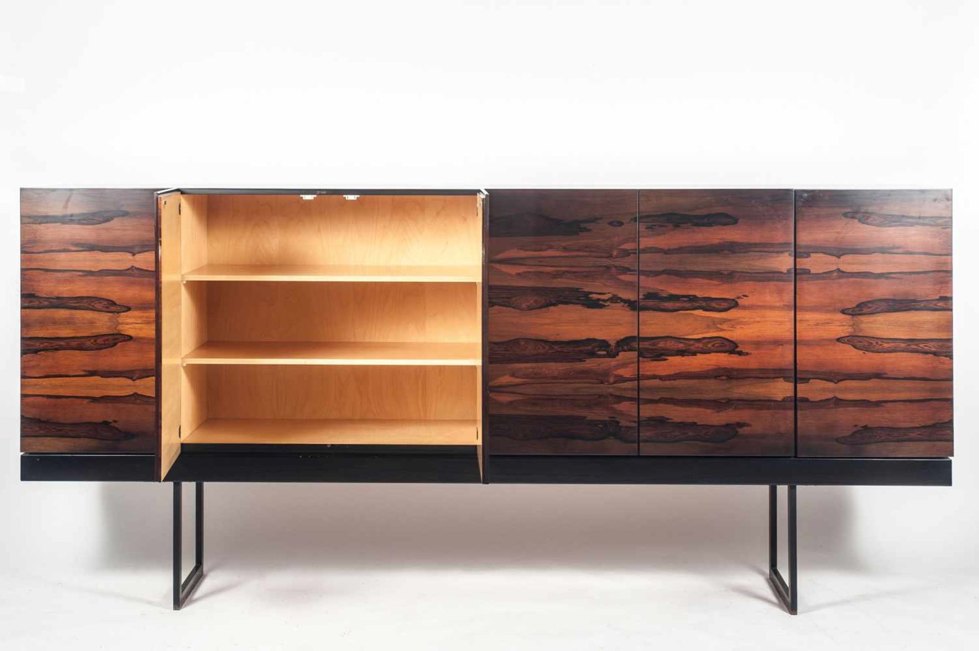 WK-Möbel, Stuttgart (zugeschrieben) Highboard, um 1960 H. 130 x 280 x 50 cm. Holzkastenkonstruktion, - Bild 3 aus 4