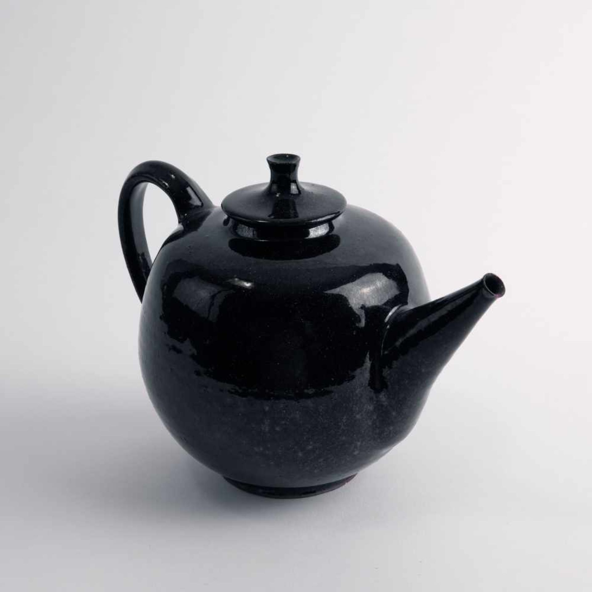 Hubert Griemert Teekanne, um 1950 H. 15,3 cm. Majolika, dunkelbraun pigmentiert glasiert. Bez.: - Bild 3 aus 3
