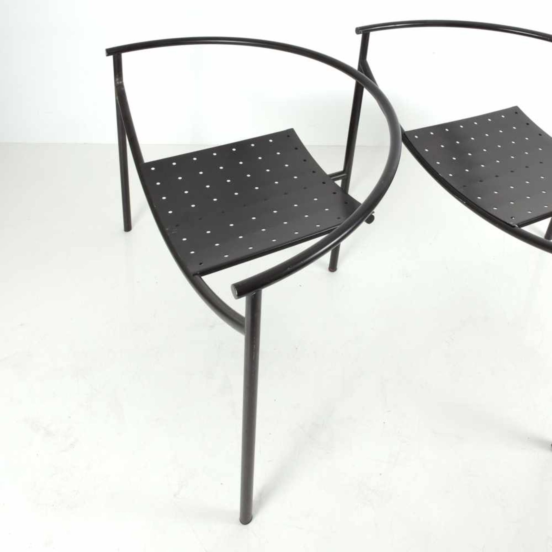 Philippe Starck Zwei Sessel 'Dr. Sonderbar', 1983 H. 63 x 90,5 x 48,5 cm. XO, Paris. Stahlrohr, - Image 3 of 3