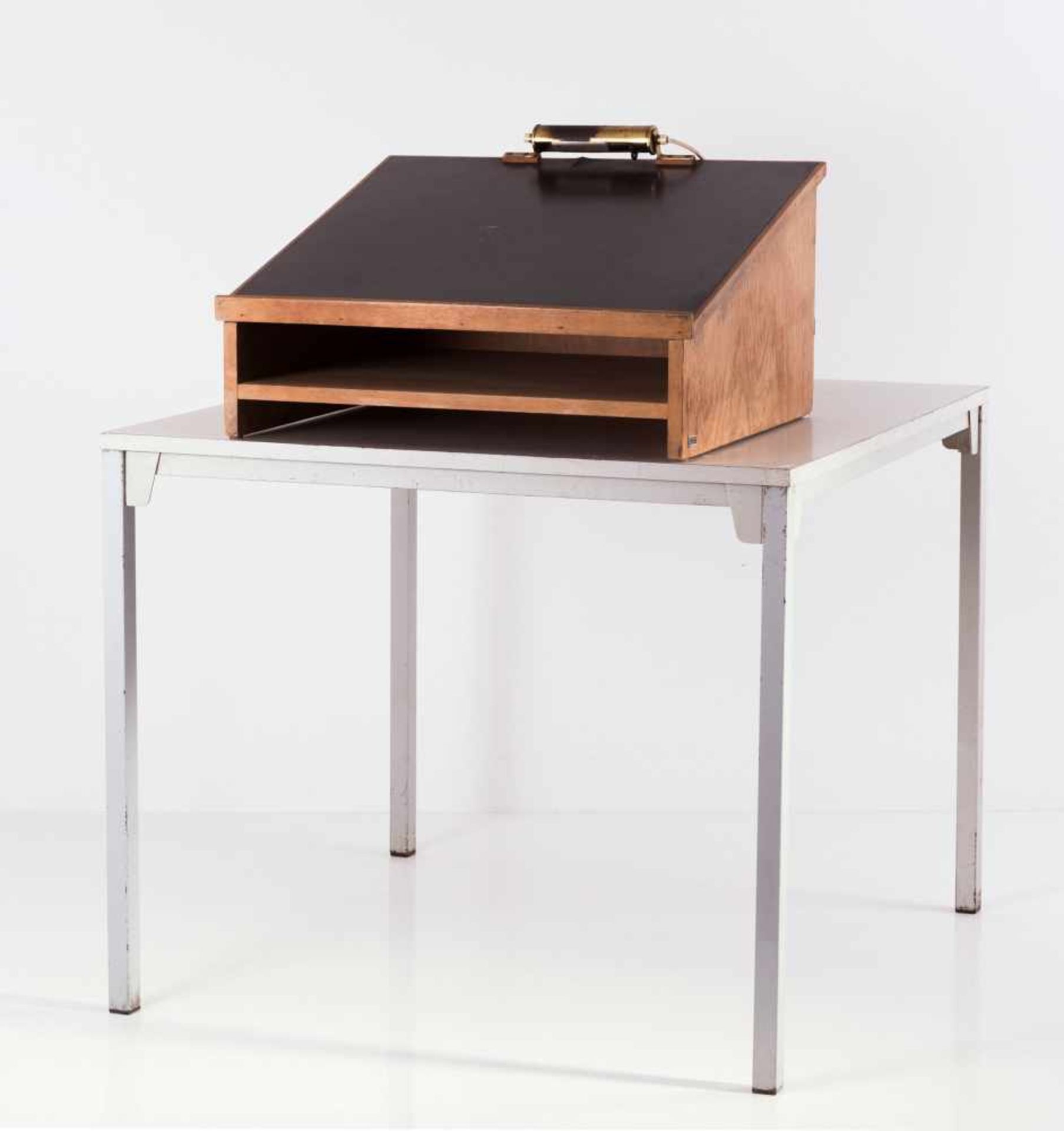 Ferdinand Kramer Tisch 'knock down - KD' mit Tischpult aus dem Möbelprogramm der Johann-Wolfgang-