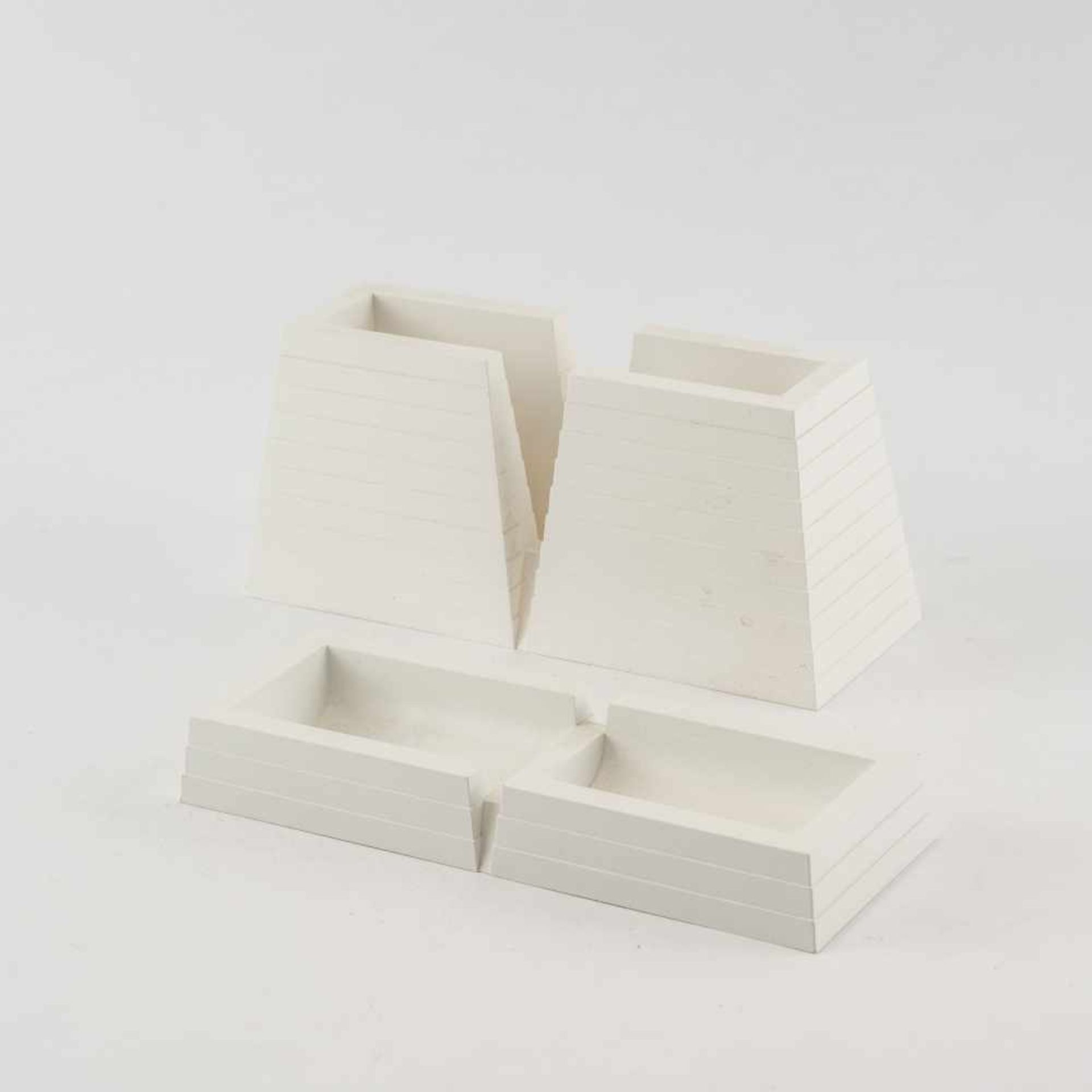 Stifthalter und Briefablage, 1987 Enzo Mari H. 2,7 x 20,5 x 7,3 cm; H. 9 x 20,5 x 7,7 cm. Danese, - Bild 2 aus 2