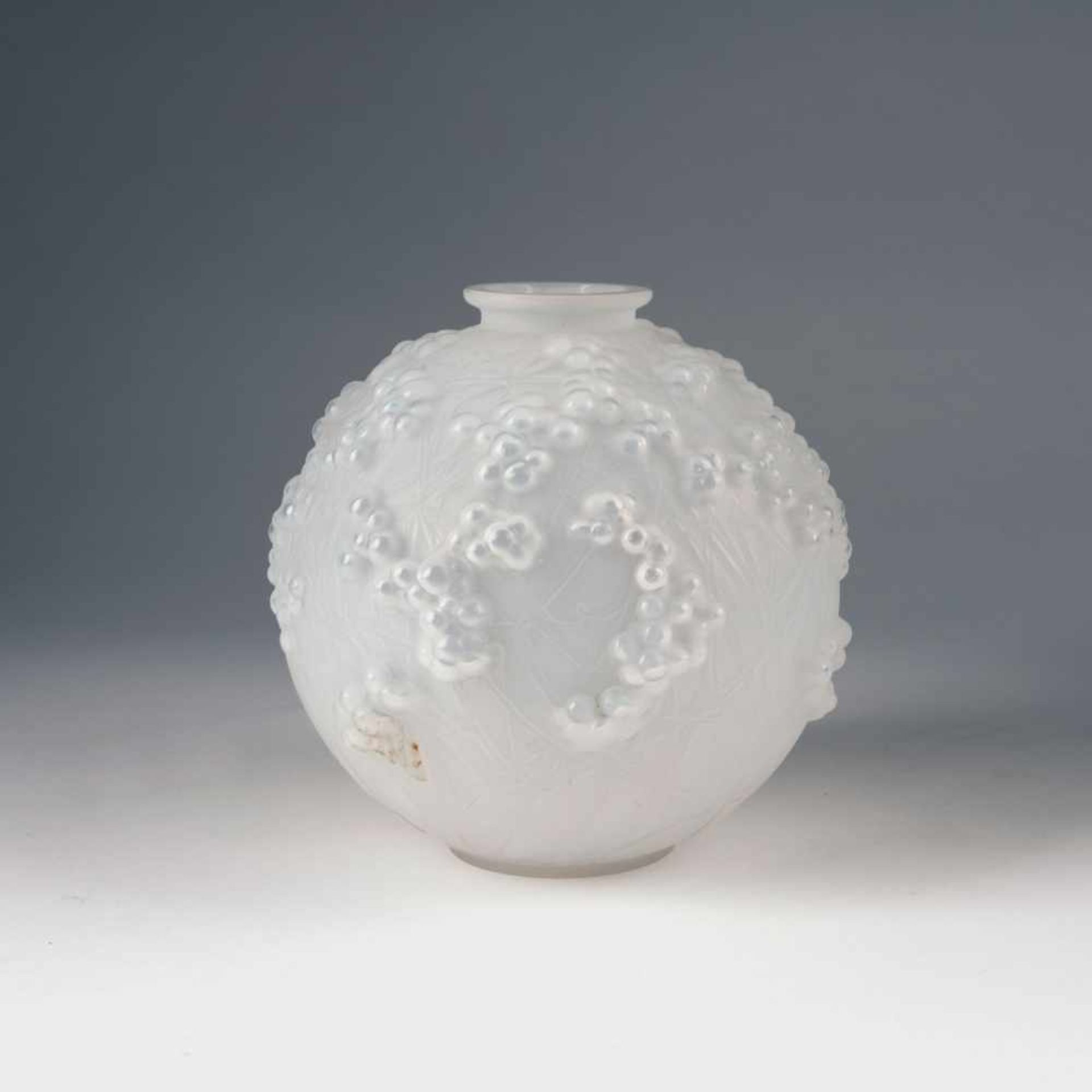 Vase 'Druide' - 'Gui de chêne', 1924 René Lalique, Wingen-sur-Moder H. 17,5 cm. Modelgeblasenes,
