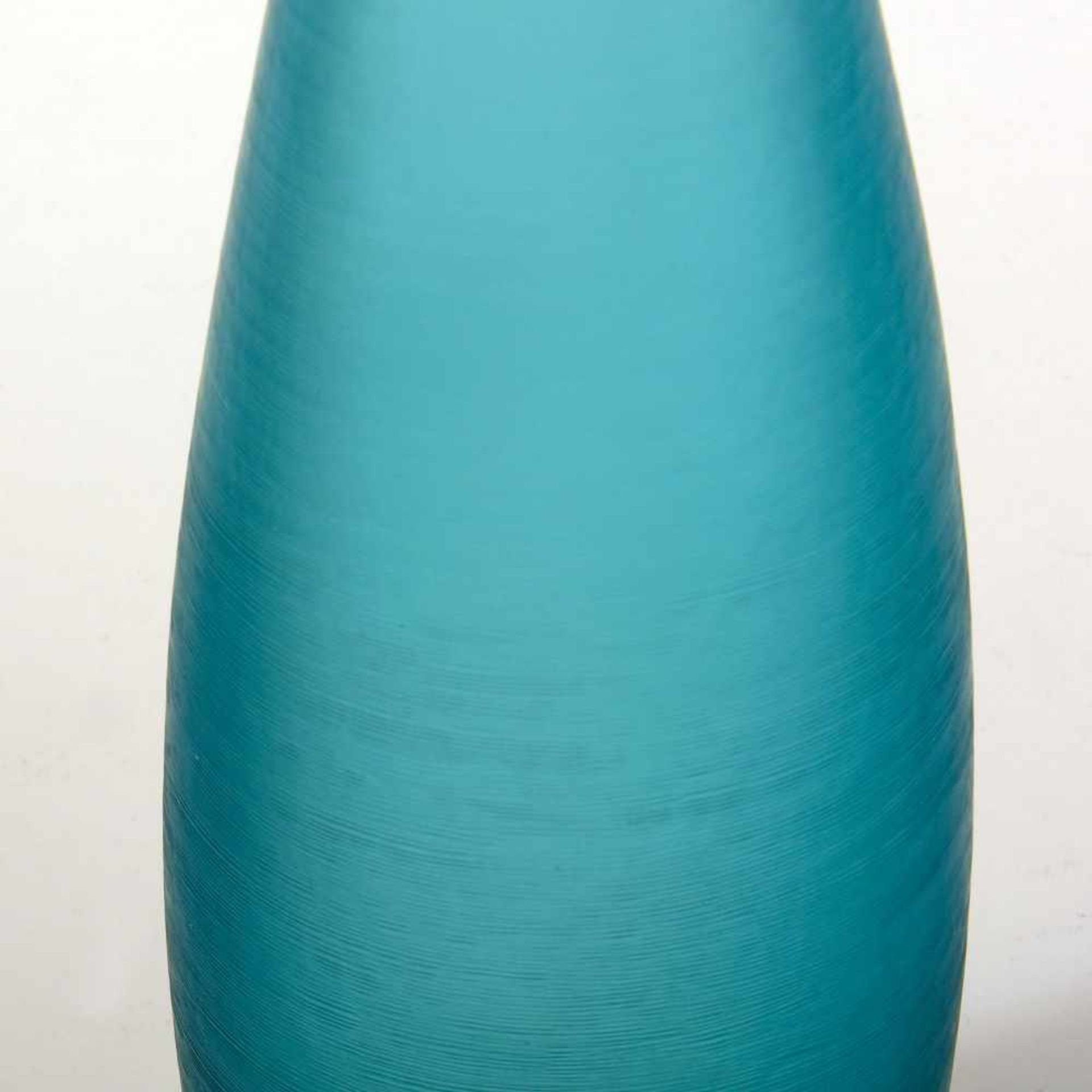 Vase 'Inciso', 1956 Paolo Venini Hohe Ovalform. H. 34,5 cm. Ausführung: Venini & C. Überfangglas, - Bild 2 aus 2