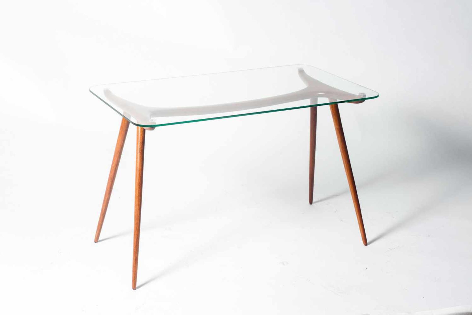 Beistelltisch, um 1955 Italien H. 47 x 74 x 45 cm. Nussholz, farbloses Glas. Side table, c1955 - Bild 2 aus 3