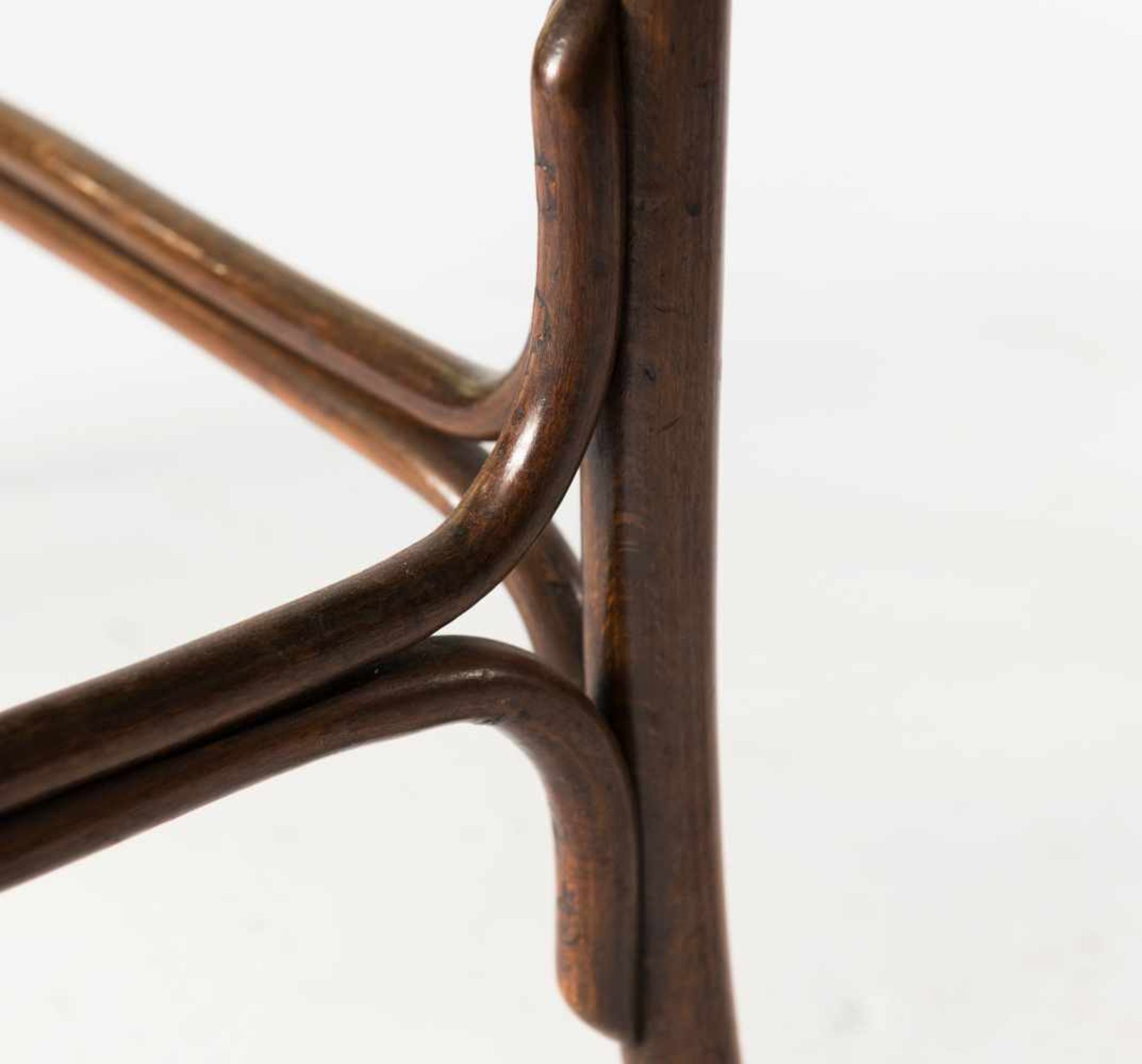 Zwei Beistelltische, 1910er Jahre Thonet, Wien H. 70,2 x 37,5 x 58 cm. Buchenholz- und Bugholz. - Bild 3 aus 10